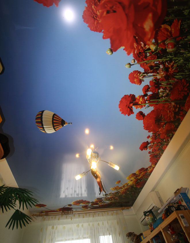 Фото натяжного арт-потолка цветы и воздушный шар для детской комнаты