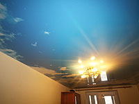 натяжной потолок в гостиной комнате