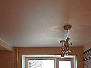 фотография натяжного потолка на кухне