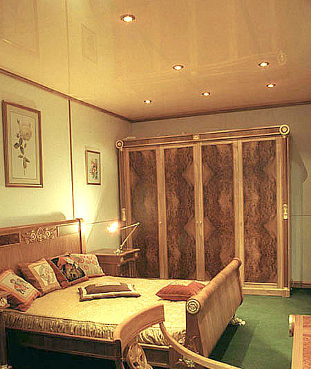 Фото натяжного потолка в спальне