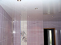 фотография натяжного потолка в ванной