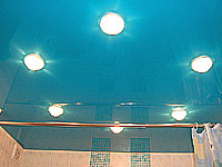 фотография натяжного потолка бирюзового цвета в ванной комнате