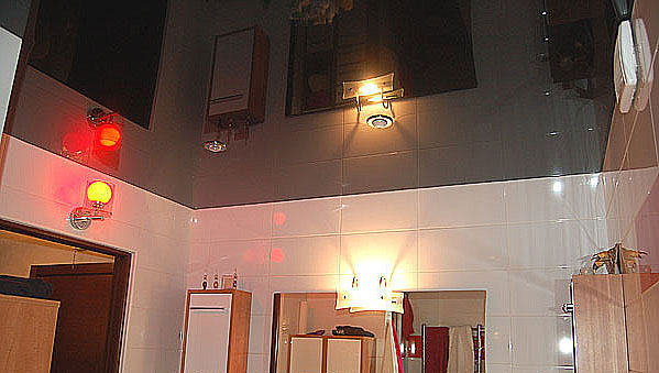 Фото чёрного натяжного потолка в ванной